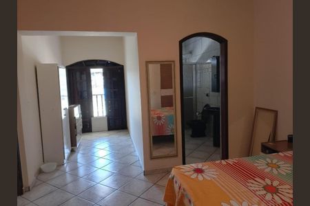 Quarto com cama, mesa e cadeira, com vista para a porta de entrada. de casa à venda com 3 quartos, 161m² em Jardim Aida, Guarulhos