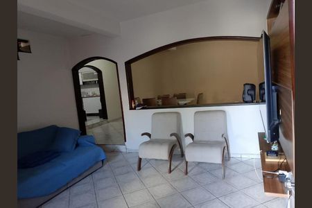 Sala com sofá azul, duas cadeiras e TV, com vista para a cozinha. de casa à venda com 3 quartos, 161m² em Jardim Aida, Guarulhos