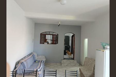 Sala com sofá, cadeira e porta de entrada, com um cão na entrada. de casa à venda com 3 quartos, 161m² em Jardim Aida, Guarulhos