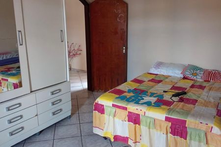 Quarto com cama de solteiro, armário e espelho, com um tapete colorido e um tapete de madeira no chão. de casa à venda com 3 quartos, 161m² em Jardim Aida, Guarulhos