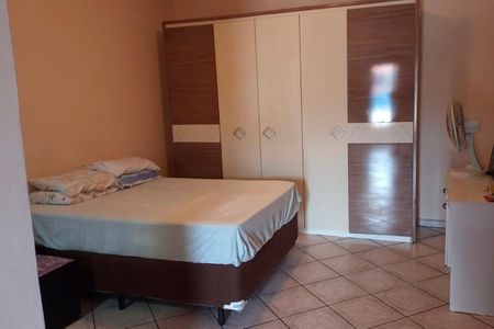 Cama simples com colchão e travesseiros, com armários de madeira e teto branco. de casa à venda com 3 quartos, 161m² em Jardim Aida, Guarulhos