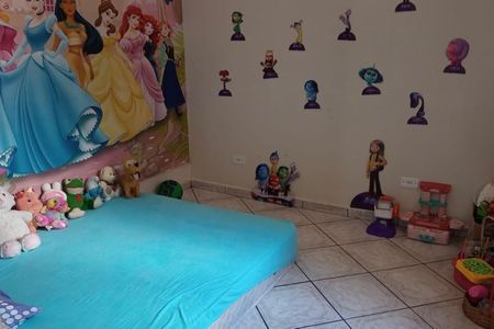 Quarto infantil com decoração de princesas e mobília simples. de casa à venda com 3 quartos, 161m² em Jardim Aida, Guarulhos