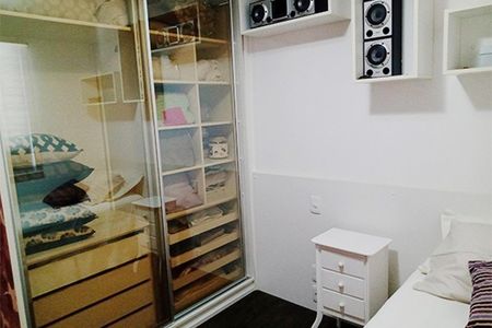 Apartamento à venda com 92m², 3 quartos e 2 vagasQuarto com armário de vidro, cama branca e móveis brancos, com pouca decoração.