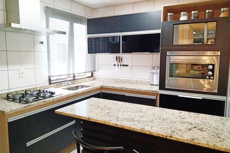 Apartamento à venda com 92m², 3 quartos e 2 vagasCozinha com piso de porcelanato, bancada de granito e aparelhos de cozinha modernos.