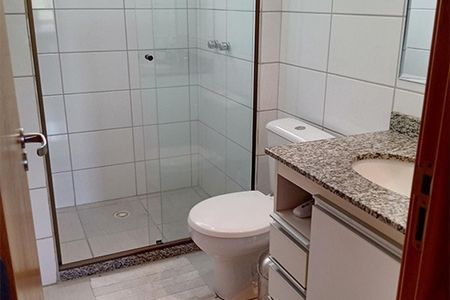 Apartamento à venda com 92m², 3 quartos e 2 vagasBanheiro com piso de porcelanato, pia de granito e chuveiro de vidro.