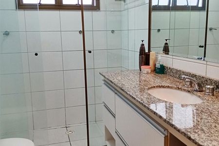 Apartamento à venda com 92m², 3 quartos e 2 vagasBanheiro com piso de porcelanato, pia de granito e espelho grande.
