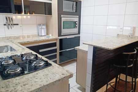 Apartamento à venda com 92m², 3 quartos e 2 vagasCozinha moderna com piso de porcelanato, bancada de granito e aparelhos de cozinha de alta qualidade.