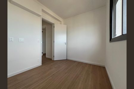 Quarto com piso de madeira e porta branca, com iluminação natural e boa qualidade de iluminação. de apartamento à venda com 3 quartos, 129m² em Tucuruvi, São Paulo