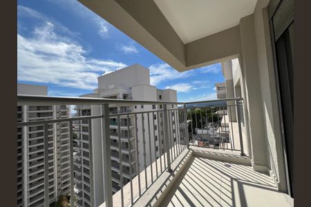 Apartamento à venda com 129m², 3 quartos e 2 vagasBalcony com vista para a cidade, com uma porta de vidro e uma grade de metal.
