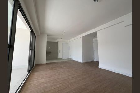 Espaço amplo e iluminado com piso de madeira e janela grande, sem decoração. de apartamento à venda com 3 quartos, 129m² em Tucuruvi, São Paulo