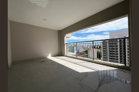 Apartamento à venda com 129m², 3 quartos e 2 vagasPátio com vista para a cidade, com sol e nuvens no céu.
