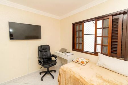 Casa à venda com 130m², 2 quartos e 4 vagasQuarto com cama simples, TV e mesa de trabalho, com janela grande e iluminação boa.