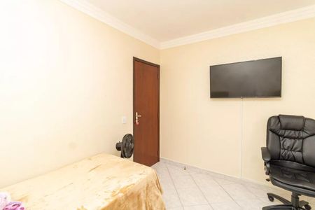 Quarto simples com cama e TV, com um ar de simplicidade e funcionalidade. de casa à venda com 2 quartos, 130m² em Vila Medeiros, São Paulo