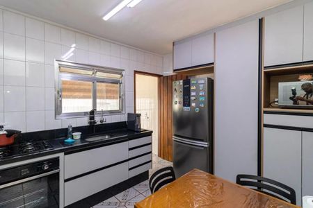 Casa à venda com 130m², 2 quartos e 4 vagasCozinha com geladeira, fogão e pia, com iluminação boa e móveis de madeira e granito.