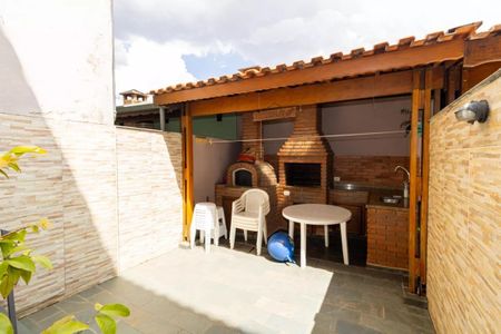 Casa à venda com 130m², 2 quartos e 4 vagasCozinha externa com forno de pizza e mesa e cadeiras