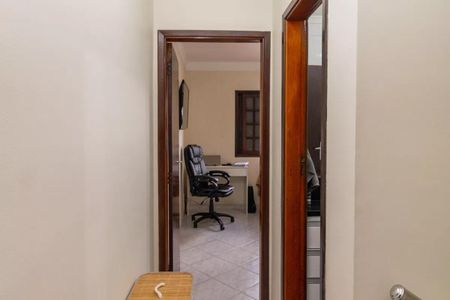 Casa à venda com 130m², 2 quartos e 4 vagasSala de trabalho com mesa e cadeira, parede branca e piso de porcelanato.