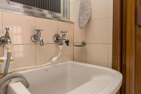 Casa à venda com 130m², 2 quartos e 4 vagasBanheiro com pia e chuveiro, com teto de gesso e paredes de cerâmica.