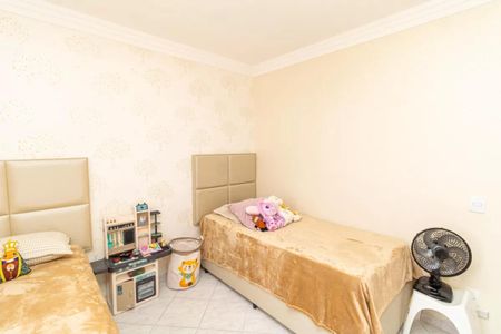 Casa à venda com 130m², 2 quartos e 4 vagasQuarto com duas camas simples, com mobília branca e paredes brancas, com um ventilador e um armário de brinquedos.