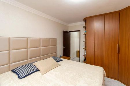 Quarto com cama de casal, cabeceira em couro, armários em madeira e piso de porcelanato. de casa à venda com 2 quartos, 130m² em Vila Medeiros, São Paulo