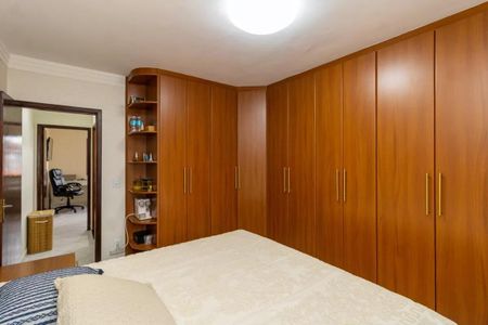 Casa à venda com 130m², 2 quartos e 4 vagasQuarto com móveis de madeira e iluminação adequada.