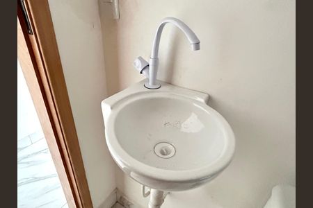 Casa à venda com 100m², 3 quartos e 2 vagas Casa à venda com 100m², 3 quartos e 2 vagasBanheiro 2