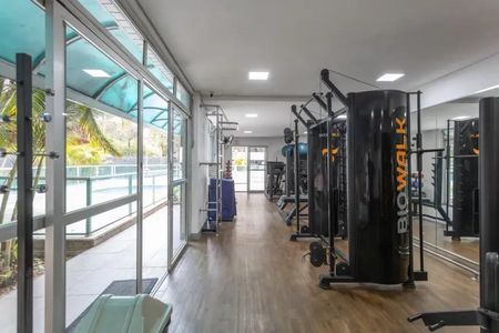 Apartamento à venda com 60m², 2 quartos e 2 vagasGinásio com equipamentos de treino e vista para piscina.
