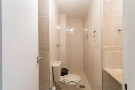 Apartamento à venda com 60m², 2 quartos e 2 vagasBanheiro com piso de porcelanato, vaso sanitário e lavabo, com iluminação adequada.