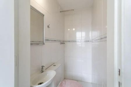 Apartamento à venda com 60m², 2 quartos e 2 vagasBanheiro com piso de porcelanato, banheira e espelho, com iluminação adequada.