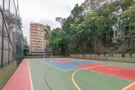Apartamento à venda com 60m², 2 quartos e 2 vagasCorte de basquete ao ar livre com um prédio de apartamentos no fundo.