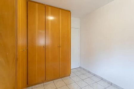Cabinete de madeira claro em uma sala com piso de porcelanato e iluminação natural. de apartamento à venda com 2 quartos, 60m² em Vila Yara, Osasco