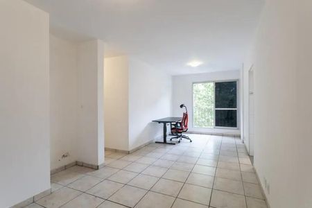 Apartamento à venda com 60m², 2 quartos e 2 vagasEspaço de trabalho com mesa e cadeira, com janela e vista para o jardim.