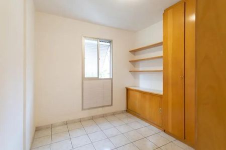 Quarto com móveis de madeira e piso de azulejos, com uma janela pequena e iluminação boa. de apartamento à venda com 2 quartos, 60m² em Vila Yara, Osasco