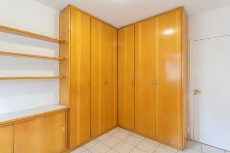 Apartamento à venda com 60m², 2 quartos e 2 vagasCabinete de madeira claro com prateleiras e portas, em uma sala com piso de porcelanato e porta branca.