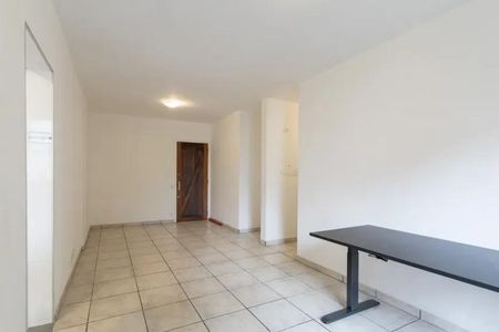 Apartamento à venda com 60m², 2 quartos e 2 vagasEspaço de entrada com piso de porcelanato e porta de madeira.