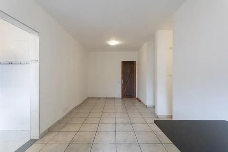 Apartamento à venda com 60m², 2 quartos e 2 vagasCorredor com piso de porcelanato e iluminação adequada.