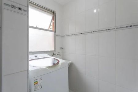 Apartamento à venda com 60m², 2 quartos e 2 vagasBanheiro com piso de porcelanato, lavabo e janela pequena, iluminado de forma boa.
