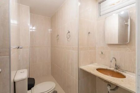 Apartamento à venda com 60m², 2 quartos e 2 vagasBanheiro com piso de porcelanato, pia de granito e espelho em moldura de aço inox.