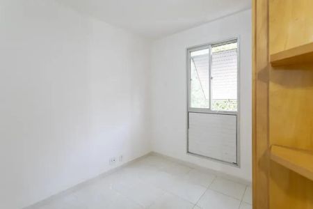 Quarto com paredes brancas, piso de porcelanato e janela com persianas fechadas. de apartamento à venda com 2 quartos, 60m² em Vila Yara, Osasco