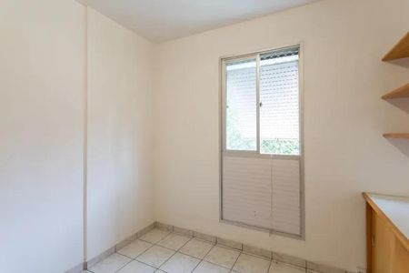 Apartamento à venda com 60m², 2 quartos e 2 vagasQuarto com janela e piso de porcelanato, sem móveis ou decoração.