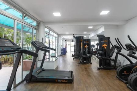 Apartamento à venda com 60m², 2 quartos e 2 vagasGinásio com equipamentos de treino e vista para o jardim.