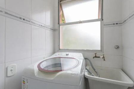 Apartamento à venda com 60m², 2 quartos e 2 vagasBanheiro com lavabo e máquina de lavar roupa, com janela e iluminação natural.