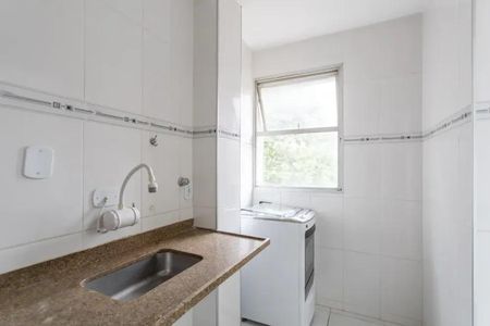 Apartamento à venda com 60m², 2 quartos e 2 vagasCozinha com pia, fogão e geladeira, com janela e iluminação natural.