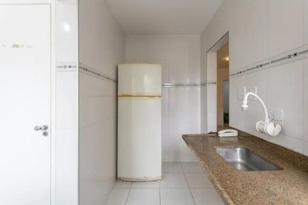 Apartamento à venda com 60m², 2 quartos e 2 vagasCozinha com geladeira branca e pia de granito, iluminada com boa qualidade de luz.