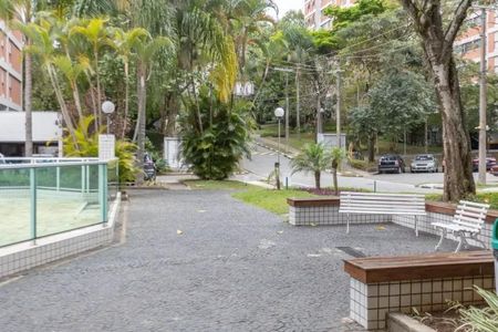 Apartamento à venda com 60m², 2 quartos e 2 vagasPátio com bancos e árvores, com vista para o prédio ao fundo.