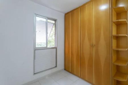 Quarto com móveis de madeira e janela com persianas de alumínio. de apartamento à venda com 2 quartos, 60m² em Vila Yara, Osasco