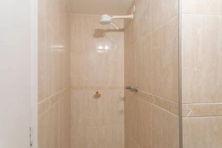 Apartamento à venda com 60m², 2 quartos e 2 vagasBanheiro com piso de porcelanato, chuveiro e torneira de cobre, com iluminação adequada.