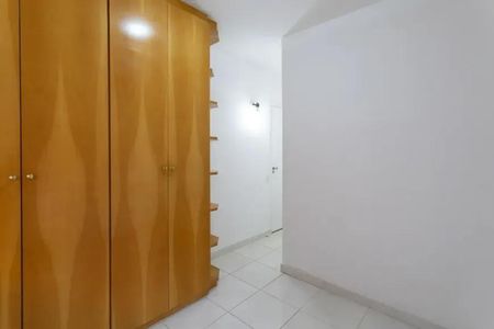Apartamento à venda com 60m², 2 quartos e 2 vagasCabinete de madeira claro com portas e prateleiras, em um ambiente com piso de porcelanato e paredes brancas.