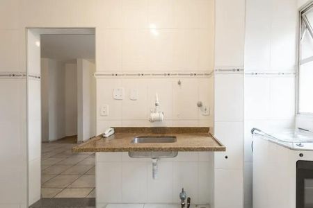 Apartamento à venda com 60m², 2 quartos e 2 vagasBanheiro com pia e vaso sanitário, com teto baixo e paredes brancas, com um pequeno espaço para lavar as mãos.