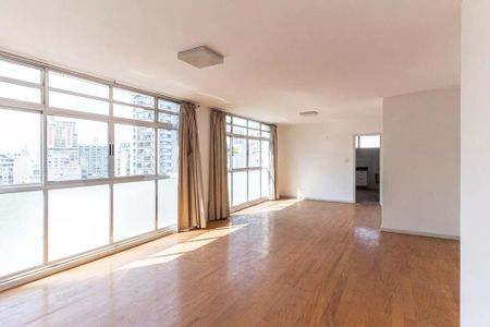 Apartamento à venda com 126m², 3 quartos e 1 vagaEspaço amplo com janelas grandes e iluminação natural, sem mobiliário ou decoração.