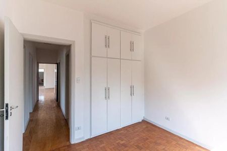 Apartamento à venda com 126m², 3 quartos e 1 vagaQuarto com móveis brancos e piso de madeira, com uma porta aberta para outro quarto.